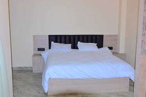 Deluxe-Zimmer | Schreibtisch, laptopgeeigneter Arbeitsplatz, kostenloses WLAN