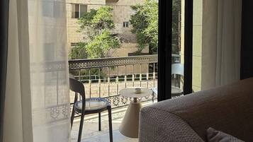 Apartment, 1 Bedroom, Accessible, Smoking | Living room