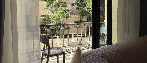 Apartment, 1 Bedroom, Accessible, Smoking | Living room