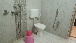 Deluxe-Zimmer | Badezimmer | Dusche, kostenlose Toilettenartikel, Seife