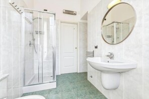 Regadera, secadora de cabello, bidet 