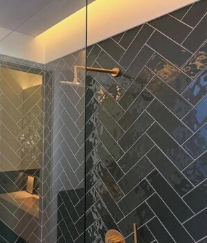 Douche, sèche-cheveux, serviettes fournies, savon