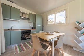 Coffee/tea maker, fridge, oven, stovetop - Macondo Agriliving - Tiny House Pomodoro (Castiadas)