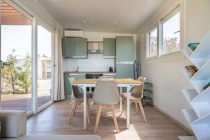 Coffee/tea maker, fridge, oven, stovetop - Macondo Agriliving - Tiny House Pomodoro (Castiadas)