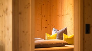 Un intérieur en bois avec un lit et des oreillers.