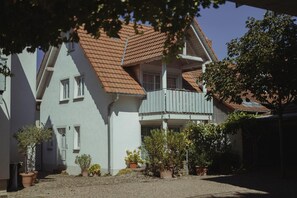 Exterior - Holiday Home 'Muskatellerhaus' with Shared Pool, Private Terrace and Wi-Fi (Auggen)