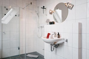 Shower, hair dryer, towels - Holiday Home 'Muskatellerhaus' with Shared Pool, Private Terrace and Wi-Fi (Auggen)