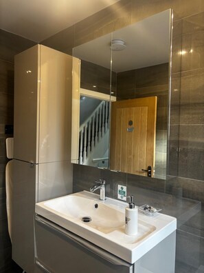Standard Double Room, Garden View | Bathroom | Slippers - KAYUMBA Properties LTD (WEST YORKSHIRE)