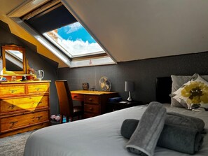 Standard Double Room, Garden View | Soundproofing, iron/ironing board, free WiFi - KAYUMBA Properties LTD (WEST YORKSHIRE)