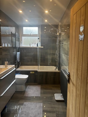 Standard Double Room, Garden View | Bathroom | Slippers