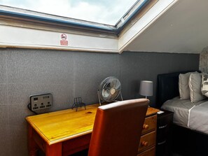 Habitación doble estándar, vista al jardín | Interior