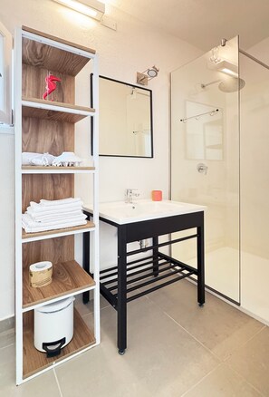 Shower, hair dryer, towels - Macondo Agriliving - Ground Floor Apartment (Castiadas)