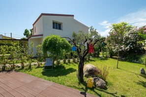 Property grounds - Macondo Agriliving - Ground Floor Apartment (Castiadas)