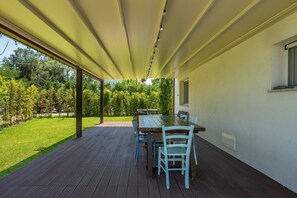 Outdoor dining - Macondo Agriliving - Ground Floor Apartment (Castiadas)