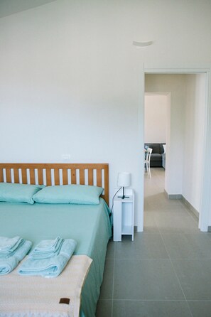 Tabla de planchar con plancha, wifi y ropa de cama 