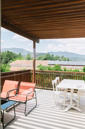 Outdoor dining - Macondo Agriliving - First Floor Apartment (Castiadas)