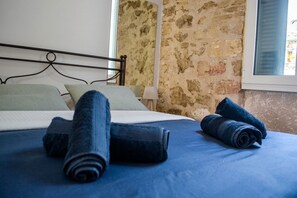 Tabla de planchar con plancha, wifi y ropa de cama 