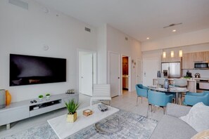 Smart TV - Luxury 1 Bedroom Condo with Free Parking (Miami)