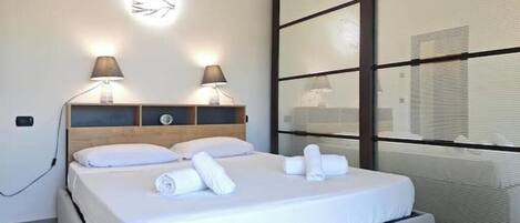1 bedroom, bed sheets