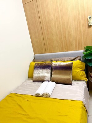 Internet, bed sheets - Cozy 1-bedroom condo walking distance to MOA (Pasay City)