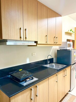 Private kitchen - Cozy 1-bedroom condo walking distance to MOA (Pasay City)