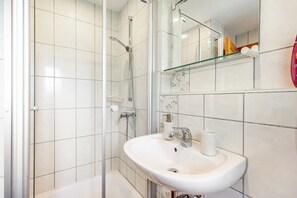 Shower, hair dryer, towels - Room 'Magic 3' in Dischingen (Dischingen)