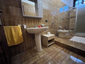 Douche, sèche-cheveux, bidet, serviettes fournies