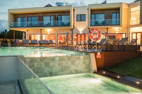 Piscina externa sazonal, guarda-sóis, espreguiçadeiras