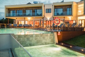 Una piscina al aire libre de temporada, sombrillas