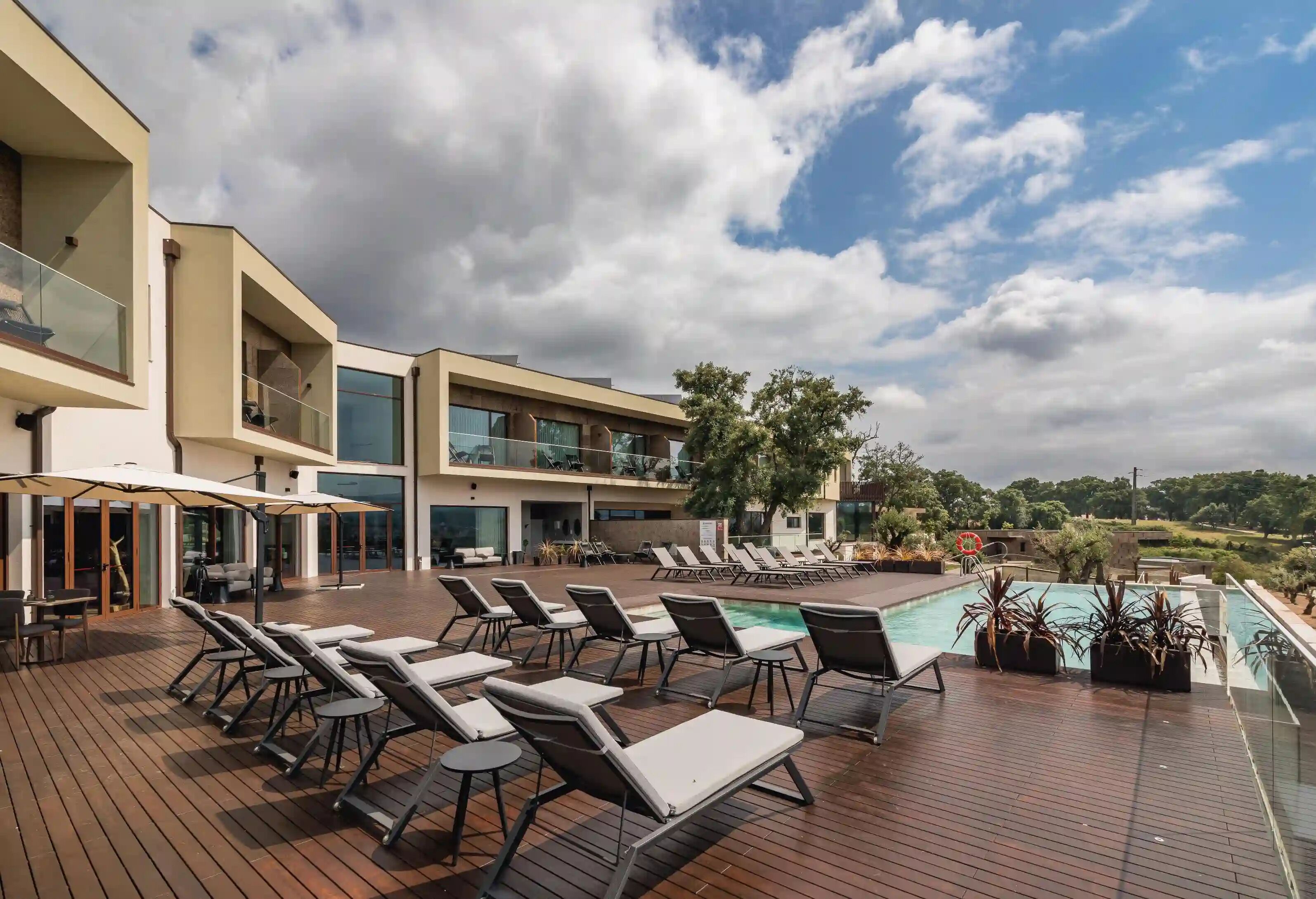 季节性开放的室外游泳池，池畔遮阳伞，日光浴躺椅