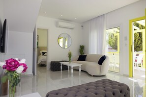 Smart TV - Yellow 16 Sea View Vacation Home (Paphos)
