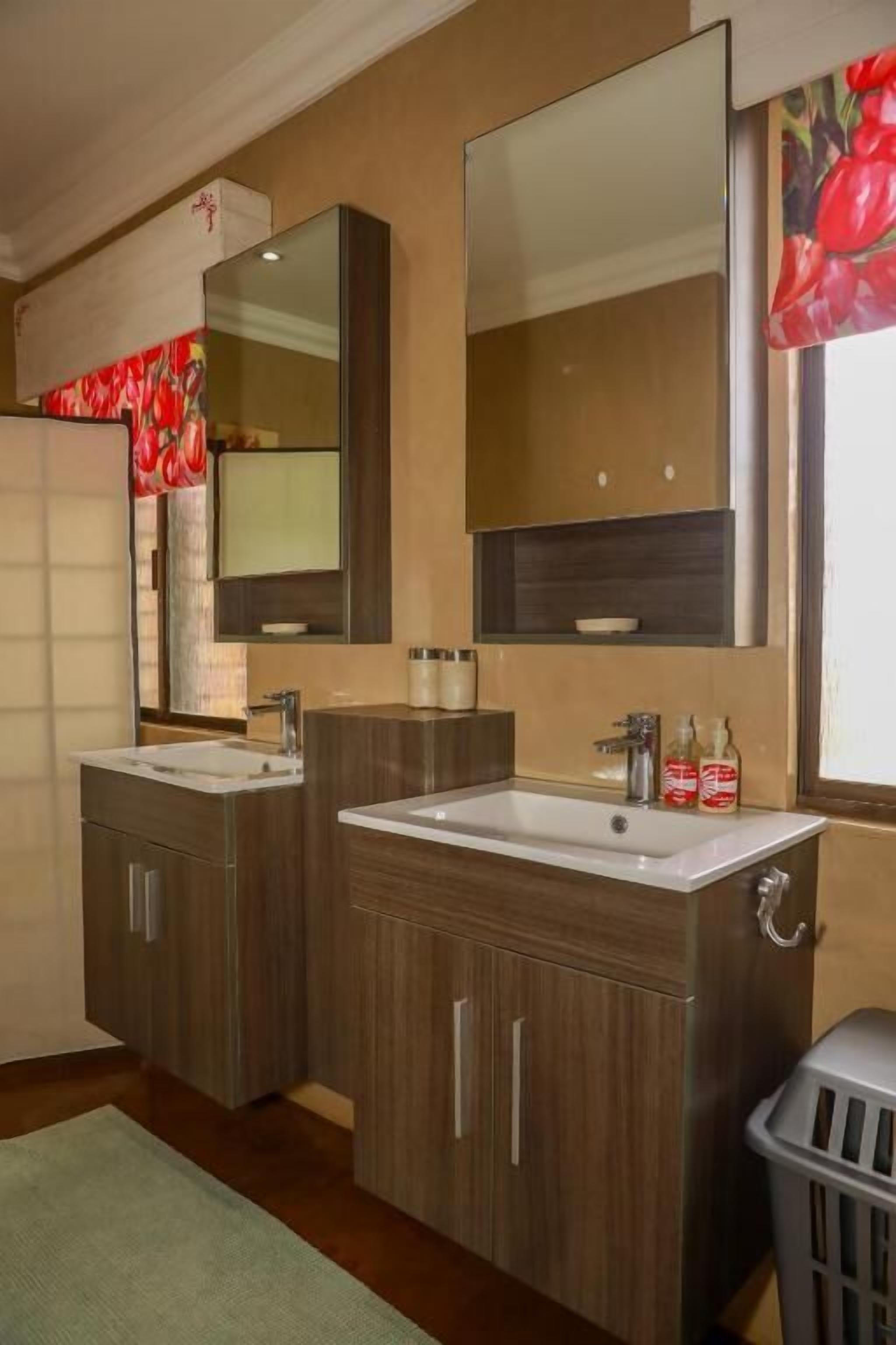 Shower, rainfall showerhead, free toiletries, hair dryer