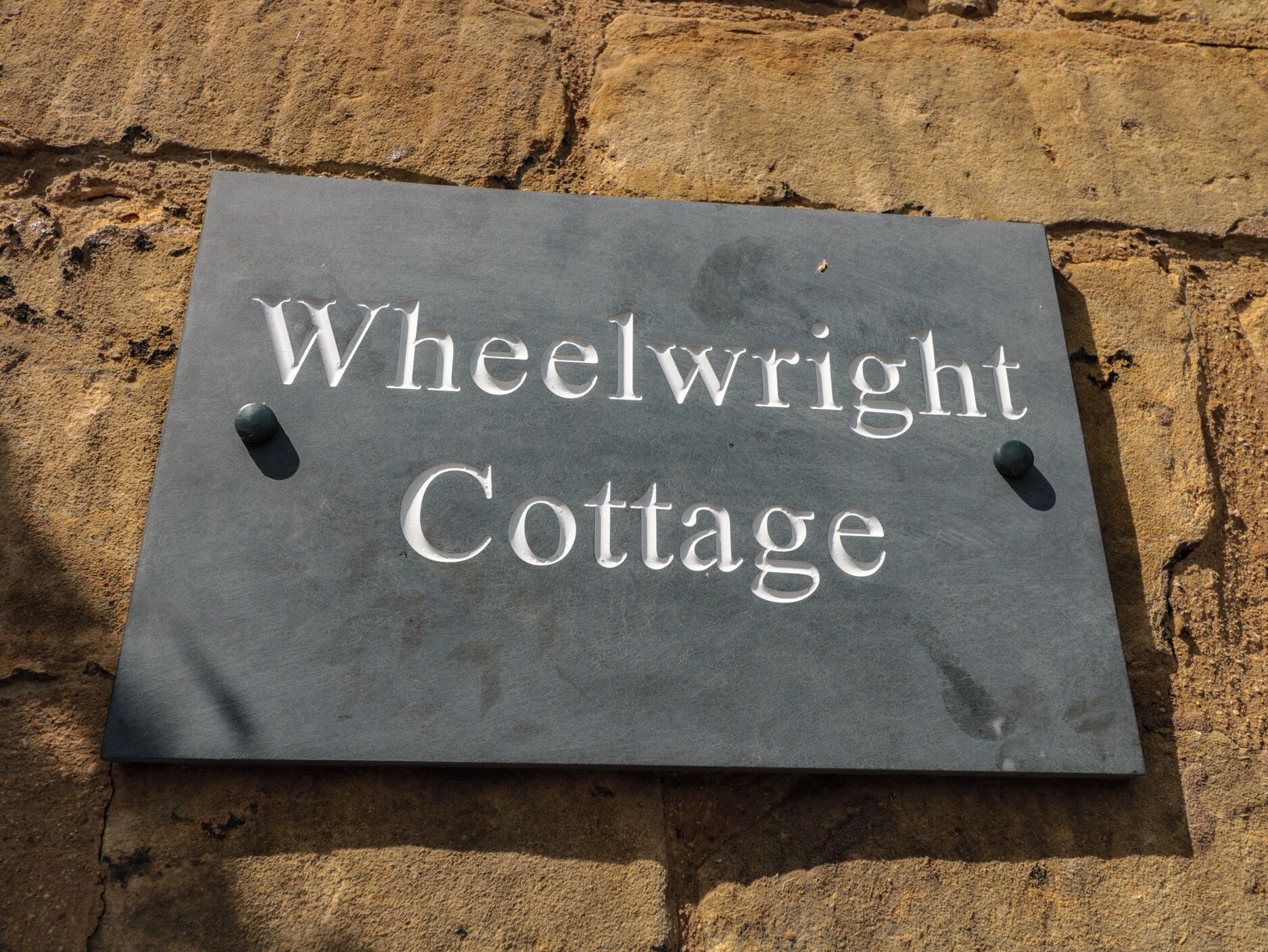 Un panneau indiquant l’emplacement de Wheelwright Cottage.