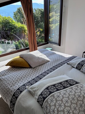 WiFi, bed sheets