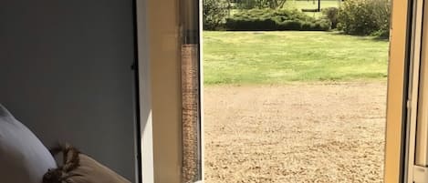 12 habitaciones, escritorio y tabla de planchar con plancha