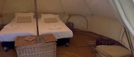 12 habitaciones, escritorio y tabla de planchar con plancha