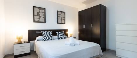 Iron/ironing board, free WiFi, bed sheets