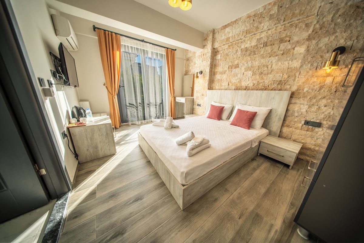 Standard Room | Egyptian cotton sheets, premium bedding, Select Comfort beds, minibar