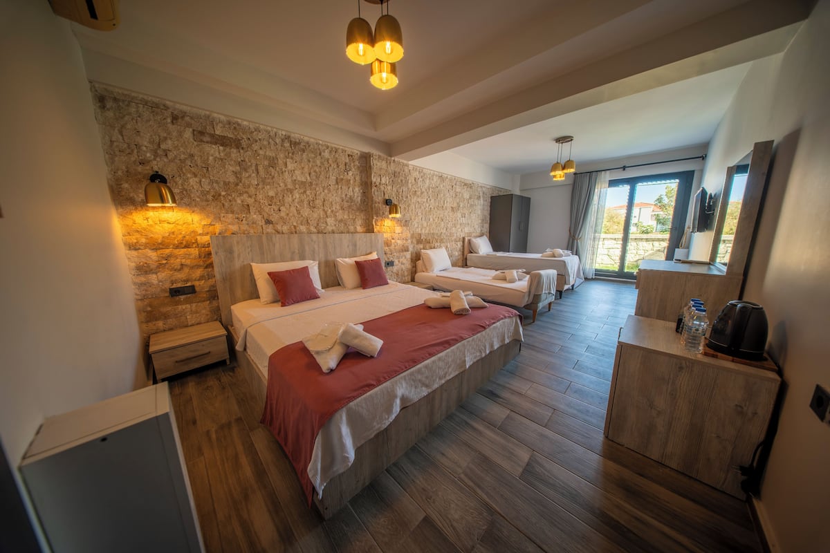 Family Room | Egyptian cotton sheets, premium bedding, Select Comfort beds, minibar