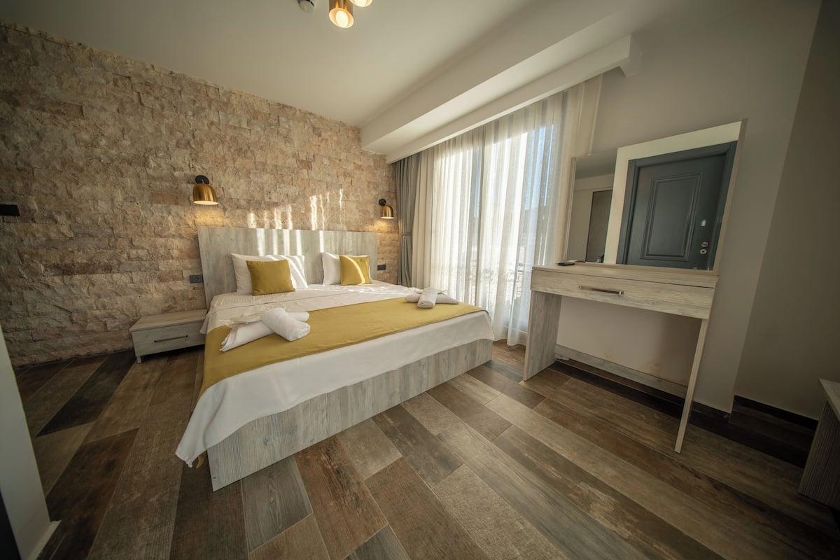 Premium Room | Egyptian cotton sheets, premium bedding, Select Comfort beds, minibar