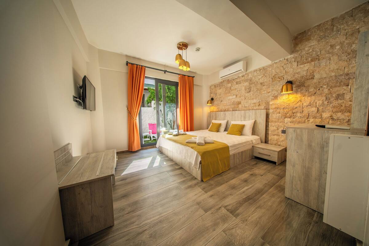 Superior Room | Egyptian cotton sheets, premium bedding, Select Comfort beds, minibar