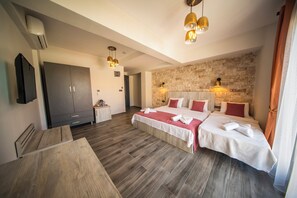 Habitación triple Deluxe, vistas a la piscina | Minibar, wifi gratis, ropa de cama