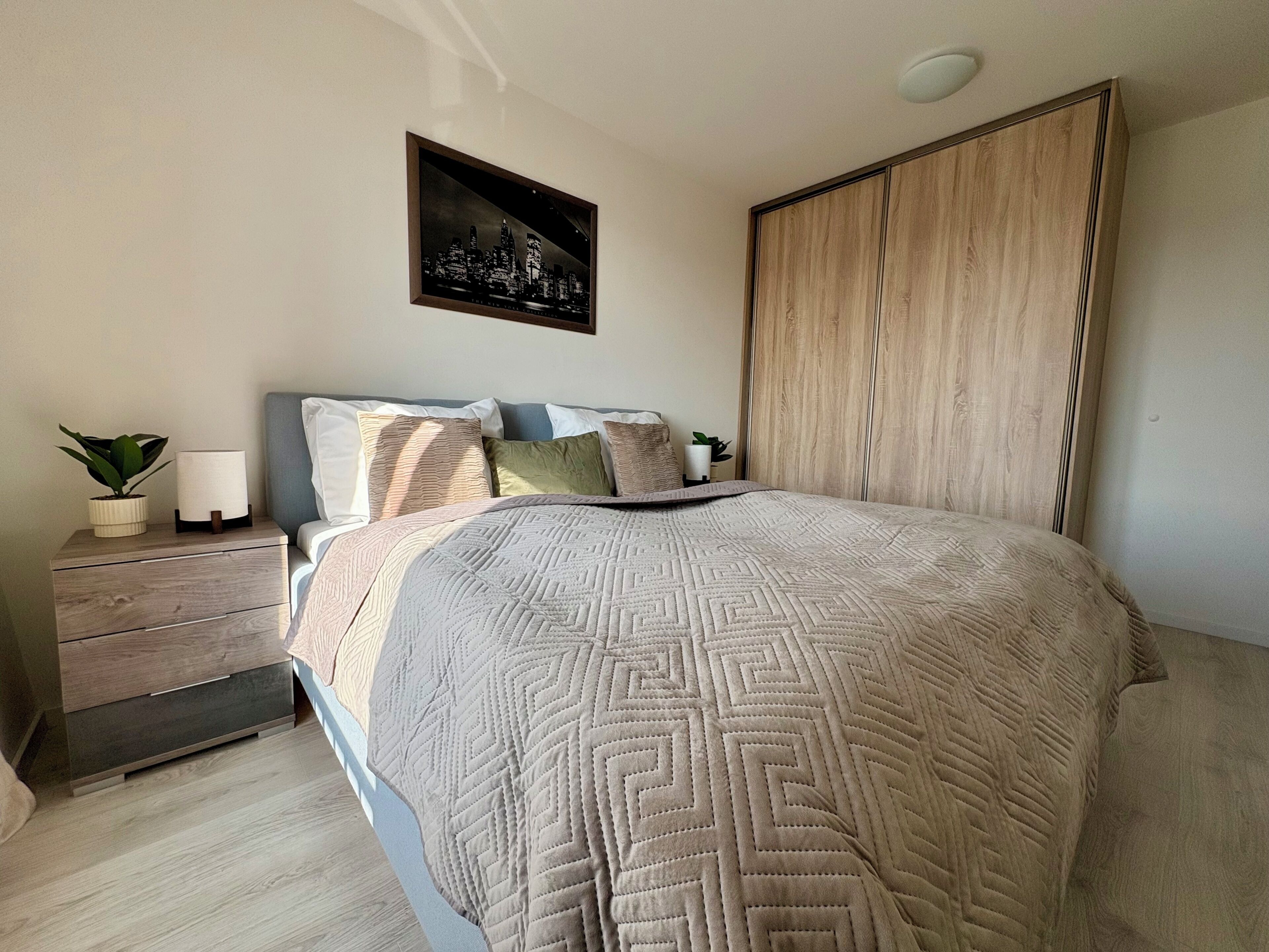 Iron/ironing board, WiFi, bed sheets