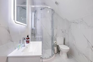 Dusche, Haartrockner, Seife, Shampoo