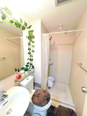 Towels, soap, toilet paper - Cozy 1-bedroom condo in Paranaque near NAIA (Paranaque)