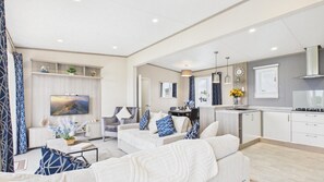 Floor plan - Puffin Lodge - 2 Bedroom Lodge - Wisemans Bridge (Narberth)