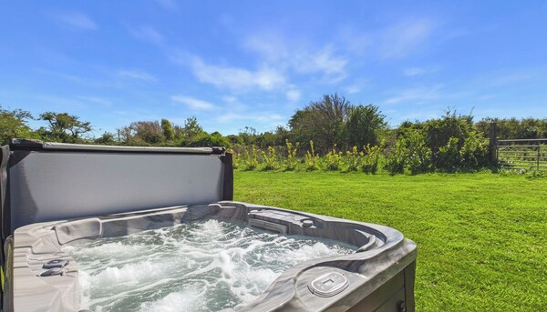 Swanlake Lodge - 3 Bedroom Lodge - Penally - Pembrokeshire