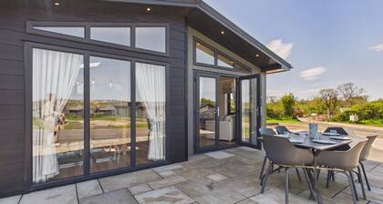 Swanlake Lodge - 3 Bedroom Lodge - Penally