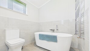 Chalet (3 Bedrooms) | Bathroom | Towels