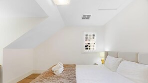 Iron/ironing board, WiFi, bed sheets - Metawise Luxury 3BR Terrace in The Heart of Sydney (Millers Point)